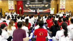 Rung chuông vàng “Fly high with English”- sân chơi trí tuệ bổ ích cho học sinh sinh viên trường Cao đẳng Du lịch Huế