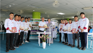Nghệ nhân Hồ Đắc Thiếu Anh trao tặng sách cho Trường Cao đẳng Du lịch Huế